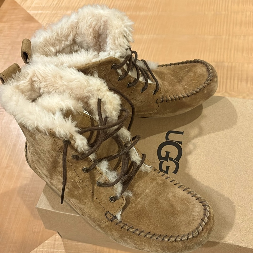 - Ugg chestnut boot women’s size 9